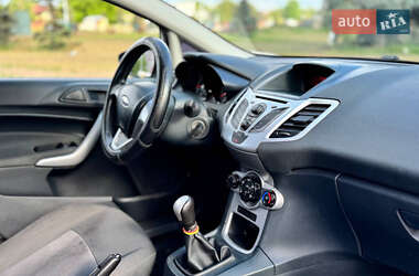 Хэтчбек Ford Fiesta 2012 в 
