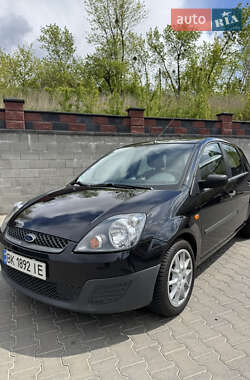 Хетчбек Ford Fiesta 2005 в 