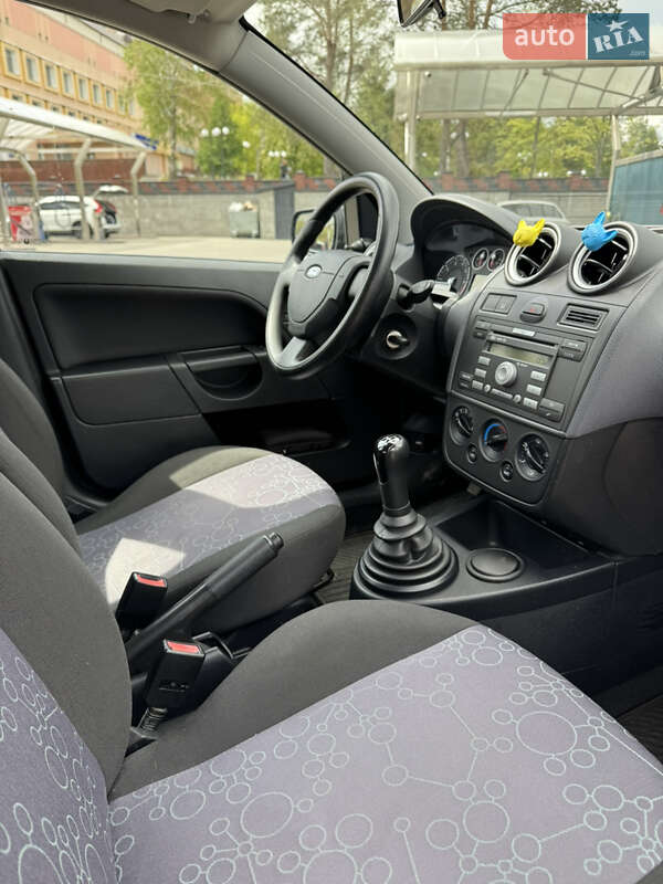 Хэтчбек Ford Fiesta 2005 в Ровно