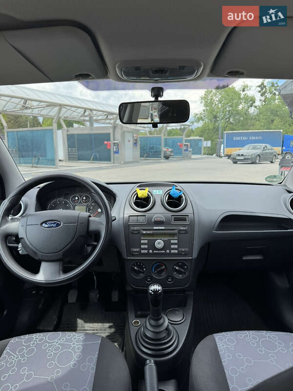 Хэтчбек Ford Fiesta 2005 в Ровно