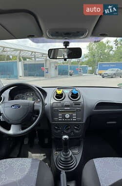 Хетчбек Ford Fiesta 2005 в 