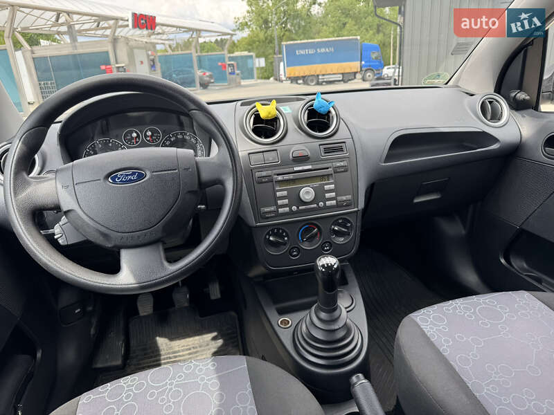Хэтчбек Ford Fiesta 2005 в Ровно