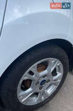 Хэтчбек Ford Fiesta 2015 в 