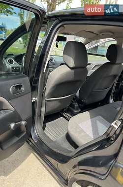 Хэтчбек Ford Fiesta 2006 в 