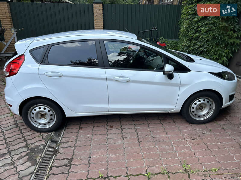 Хэтчбек Ford Fiesta 2015 в Киеве