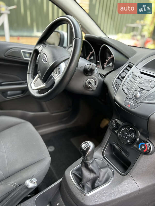 Хэтчбек Ford Fiesta 2015 в Киеве