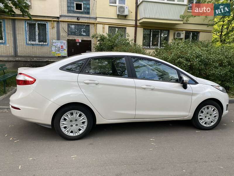 Хэтчбек Ford Fiesta 2016 в 