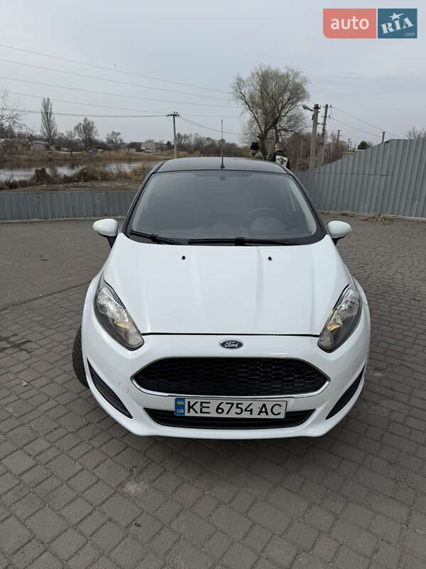 Хетчбек Ford Fiesta 2017 в Дніпрі