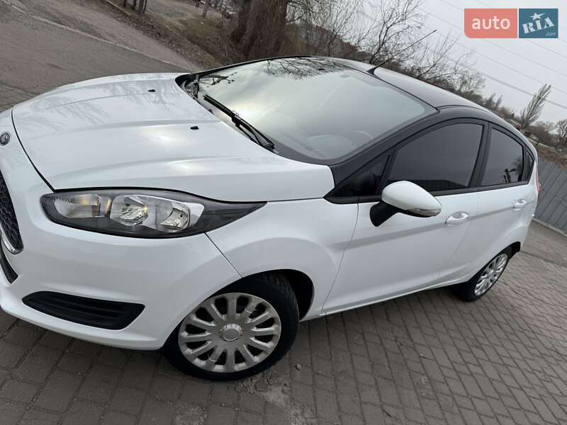 Хетчбек Ford Fiesta 2017 в Дніпрі