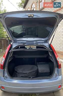 Хэтчбек Ford Fiesta 2006 в 
