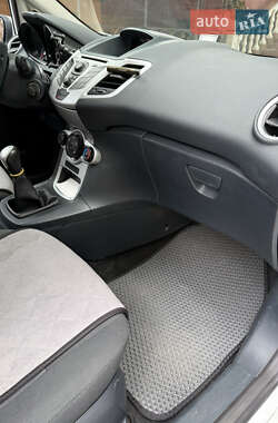 Хетчбек Ford Fiesta 2012 в 