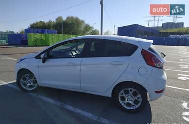Хэтчбек Ford Fiesta 2015 в 