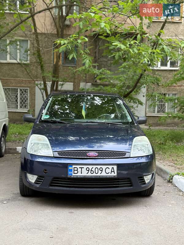 Хэтчбек Ford Fiesta 2004 в 