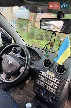 Хэтчбек Ford Fiesta 2004 в 