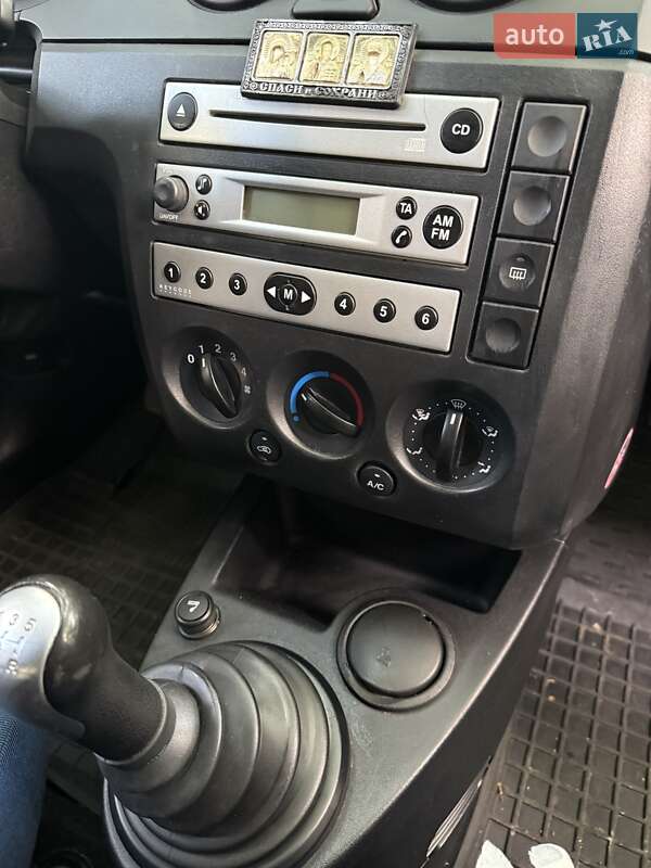 Хэтчбек Ford Fiesta 2004 в Херсоне