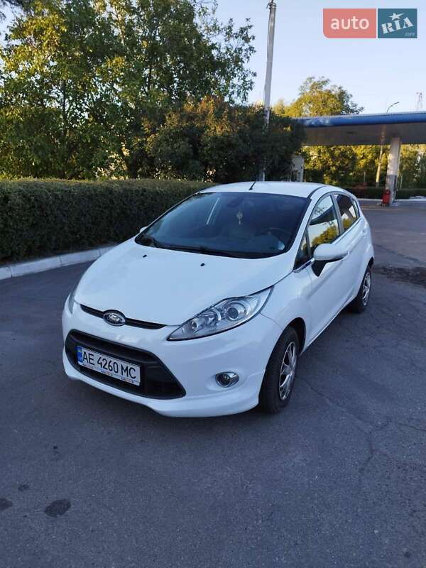 Хэтчбек Ford Fiesta 2011 в 