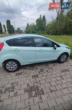 Хэтчбек Ford Fiesta 2016 в 