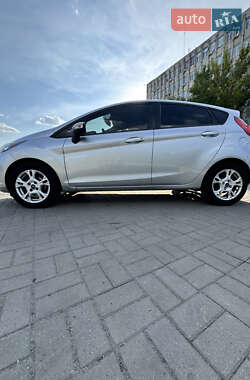 Хэтчбек Ford Fiesta 2013 в 