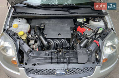 Хэтчбек Ford Fiesta 2005 в 