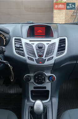 Хэтчбек Ford Fiesta 2012 в 