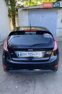 Хэтчбек Ford Fiesta 2016 в 
