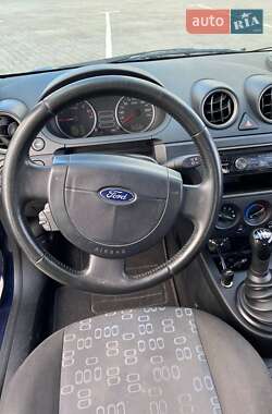 Хэтчбек Ford Fiesta 2004 в 