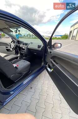 Хэтчбек Ford Fiesta 2004 в 