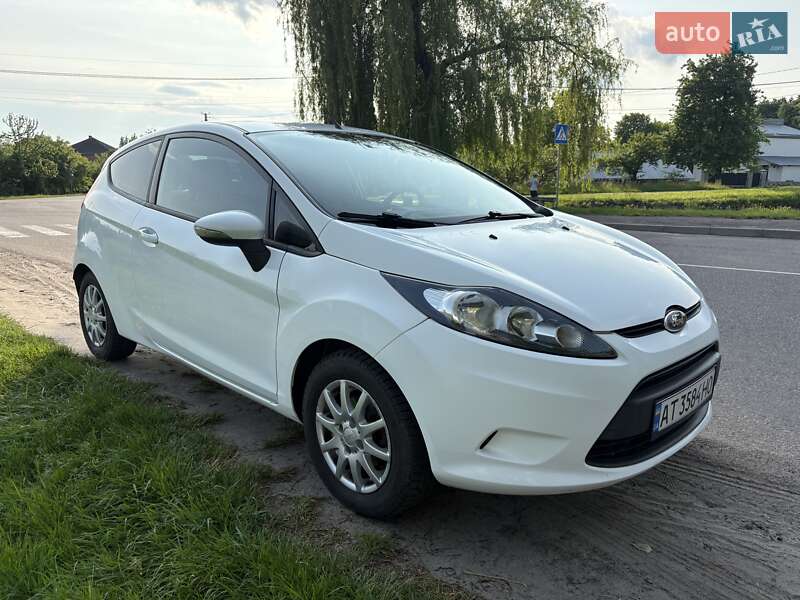 Хэтчбек Ford Fiesta 2011 в 