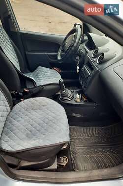 Хэтчбек Ford Fiesta 2005 в 