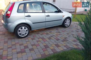 Хэтчбек Ford Fiesta 2004 в 