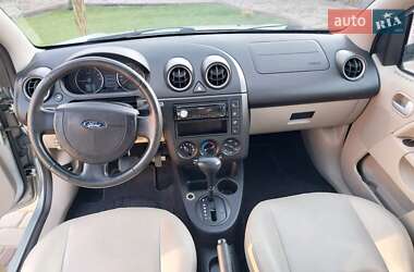 Хэтчбек Ford Fiesta 2004 в 