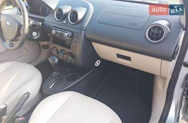 Хэтчбек Ford Fiesta 2004 в 