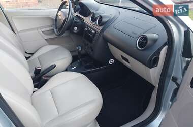 Хэтчбек Ford Fiesta 2004 в 