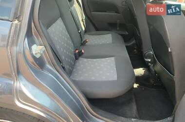 Хэтчбек Ford Fiesta 2004 в 