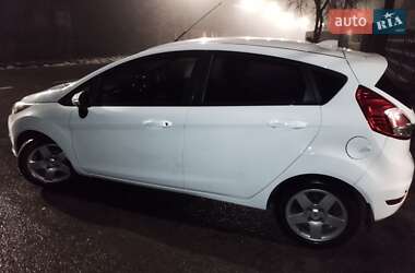 Хэтчбек Ford Fiesta 2015 в 