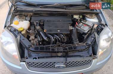 Хэтчбек Ford Fiesta 2006 в 