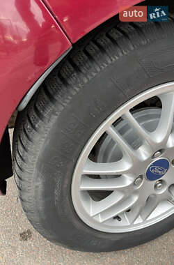 Хэтчбек Ford Fiesta 2011 в 