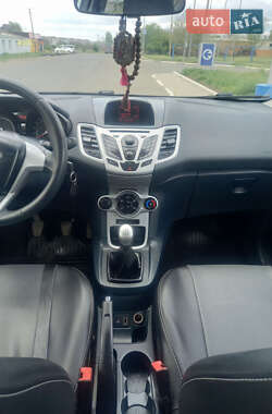 Хэтчбек Ford Fiesta 2012 в 