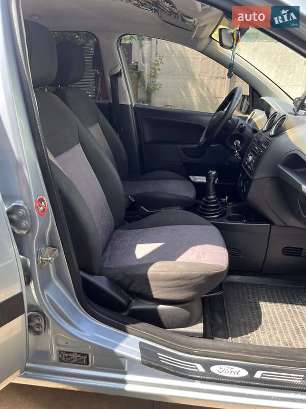 Хэтчбек Ford Fiesta 2006 в Каменке