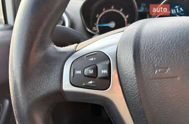 Хэтчбек Ford Fiesta 2016 в 