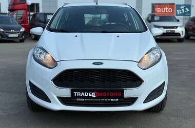 Хэтчбек Ford Fiesta 2016 в 
