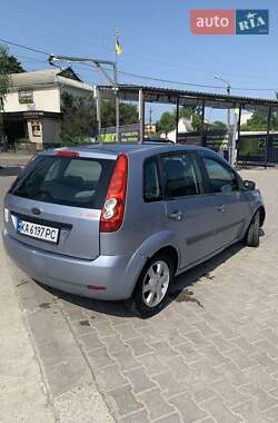 Хэтчбек Ford Fiesta 2005 в 