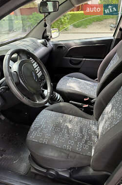 Хэтчбек Ford Fiesta 2005 в 