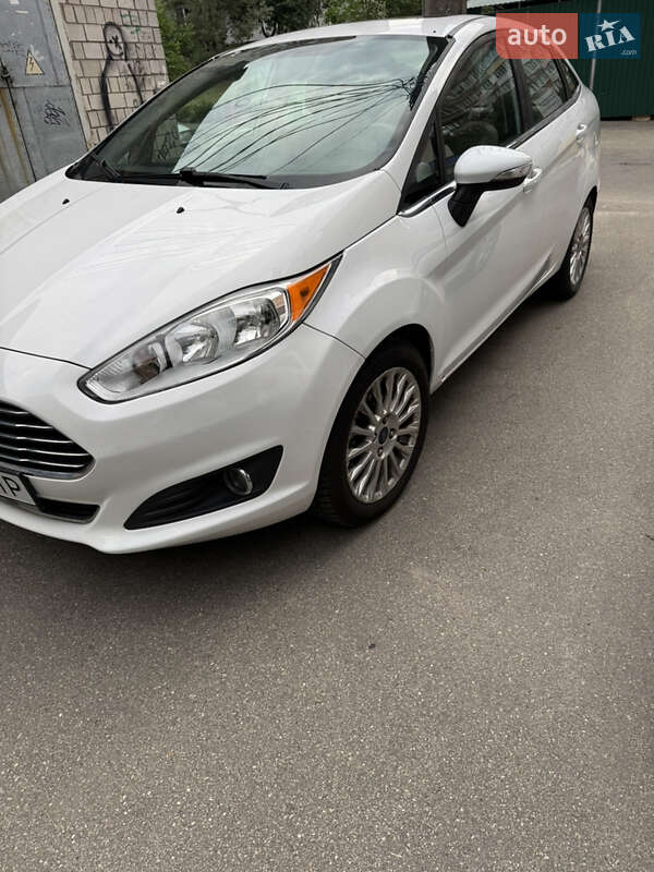 Седан Ford Fiesta 2015 в Вышгороде