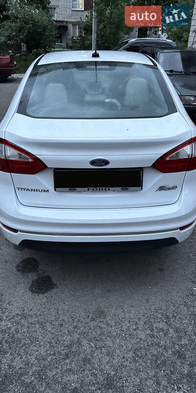 Седан Ford Fiesta 2015 в Вышгороде