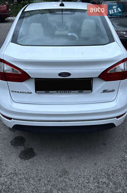 Седан Ford Fiesta 2015 в 
