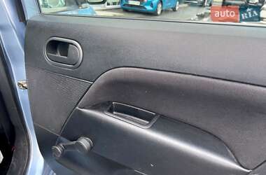Хэтчбек Ford Fiesta 2006 в 