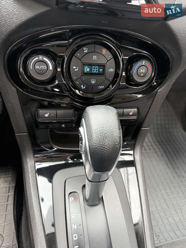 Седан Ford Fiesta 2015 в Ужгороде