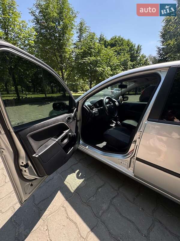 Хэтчбек Ford Fiesta 2004 в Запорожье