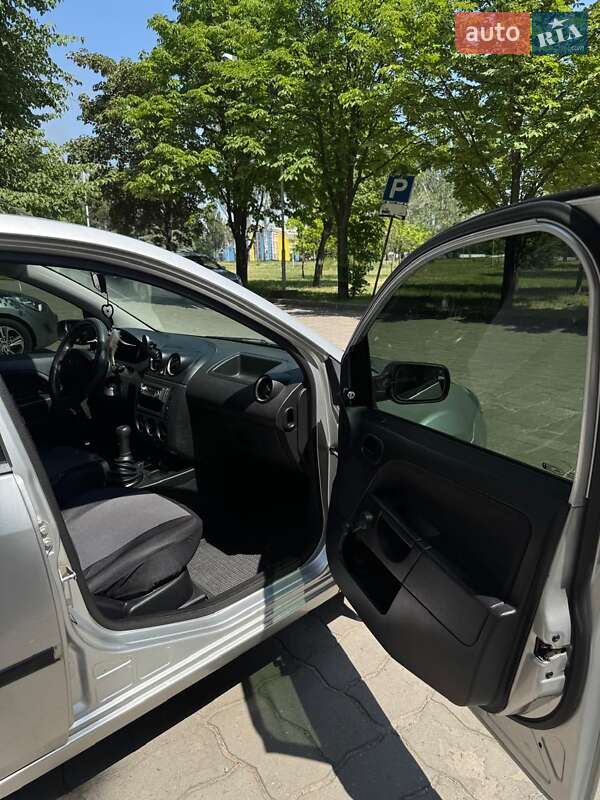 Хэтчбек Ford Fiesta 2004 в Запорожье